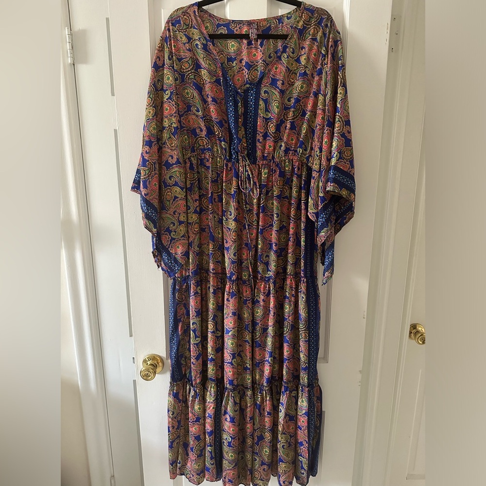 2X plu size Paisley print caftan or Cover up dress. Light and airy